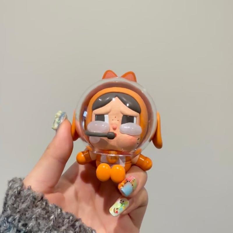 Figur Popmart Crybaby Space Ca - Model Kit Figures ulasan dan harga