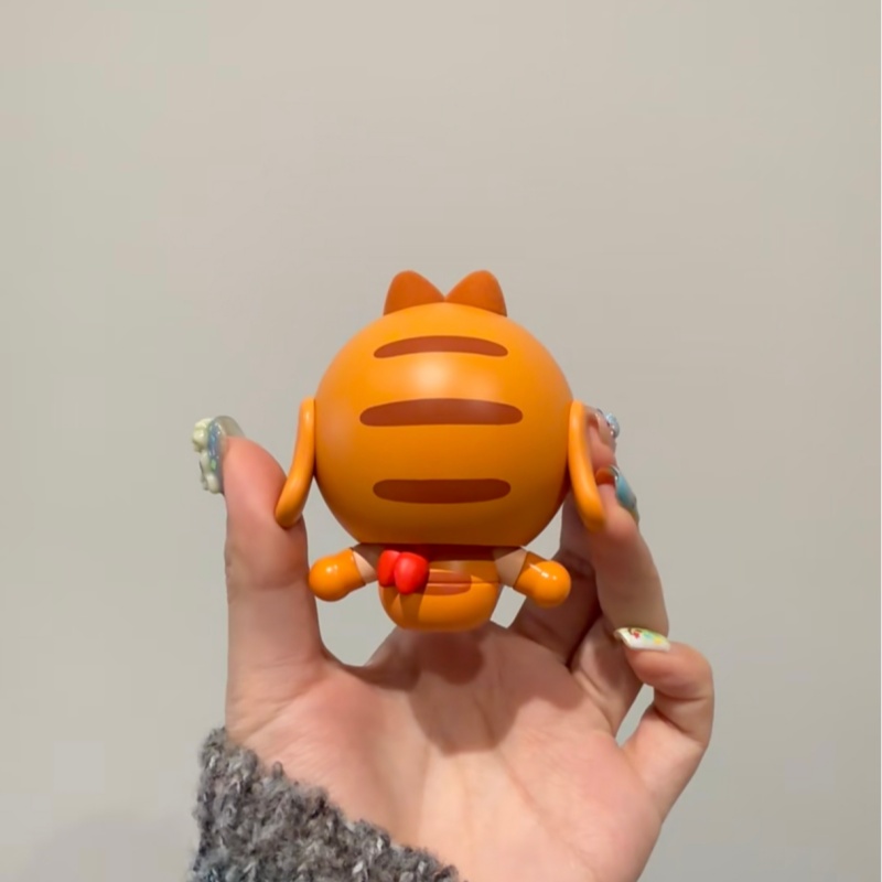Figur Popmart Crybaby Space Ca - Model Kit Figures ulasan dan harga